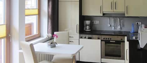 Frigorifero, microonde, forno, piano cottura