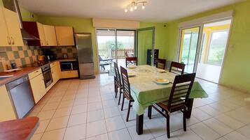 Refrigerador, microondas, horno y lavavajillas