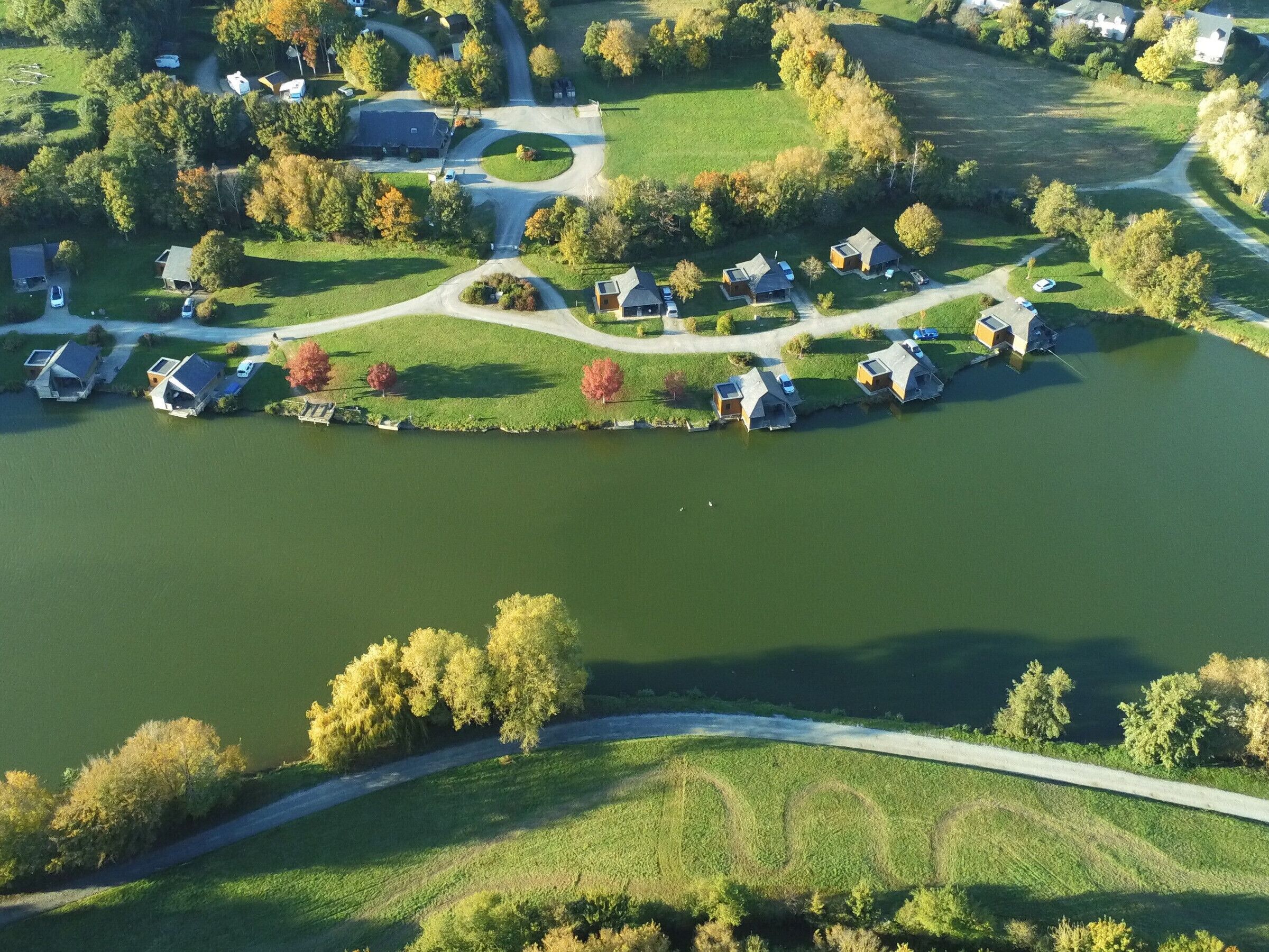 An aerial view of a lakeside community with houses and boats.