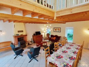 Dining - Family Getaway: Fishing, Nature, Pool - Accessible, 8 Guests (Saint-Thomas-de-Courceriers)