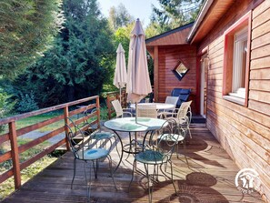 Outdoor dining - Family Getaway: Fishing, Nature, Pool - Accessible, 8 Guests (Saint-Thomas-de-Courceriers)