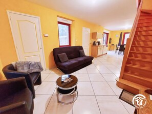 TV - Scenic Countryside Retreat with Private Pond, Fishing, and Nearby Attractions (La Chapelle-Anthenaise)