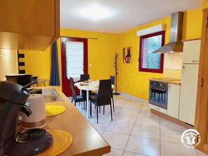 Een koelkast, een microgolfoven, een oven, een vaatwasser