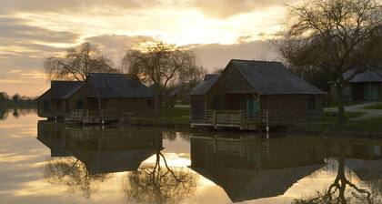 Chalet au bord de l'eau avec ponton de pĂȘche, idĂ©al pour familles, 5-7 pers., animaux acceptĂ©s
