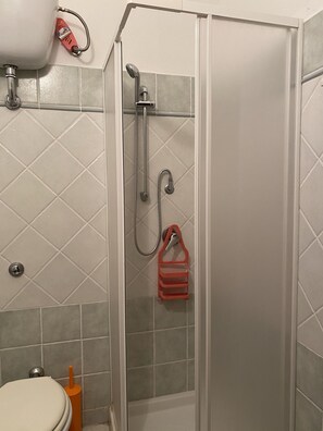 Dusche, Haartrockner, Bidet, Handtücher