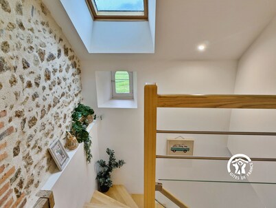 Rustic Riverside Retreat: 2-Bed Cottage with Garden, Pets Welcome
