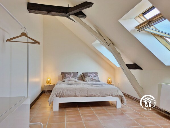 2 bedrooms, travel crib, free WiFi, bed sheets