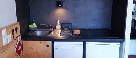 Kühlschrank, Mikrowelle, Ofen, Geschirrspüler