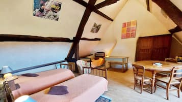 3 soverom, skrivebord, reiseseng for barn og wi-fi (inkludert)