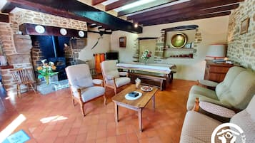 TV, mesa de pingue-pongue