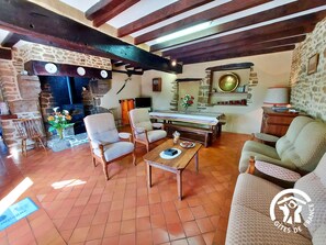 TV, ping pong - Charming Farmhouse in Mayenne: Garden, Bikes, Family Amenities, Near Mont Saint Michel (Saint-Aubin-Fosse-Louvain)