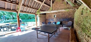 Outdoor dining - Charming Farmhouse in Mayenne: Garden, Bikes, Family Amenities, Near Mont Saint Michel (Saint-Aubin-Fosse-Louvain)