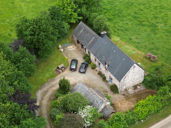 Exterior - Charming Farmhouse in Mayenne: Garden, Bikes, Family Amenities, Near Mont Saint Michel (Saint-Aubin-Fosse-Louvain)