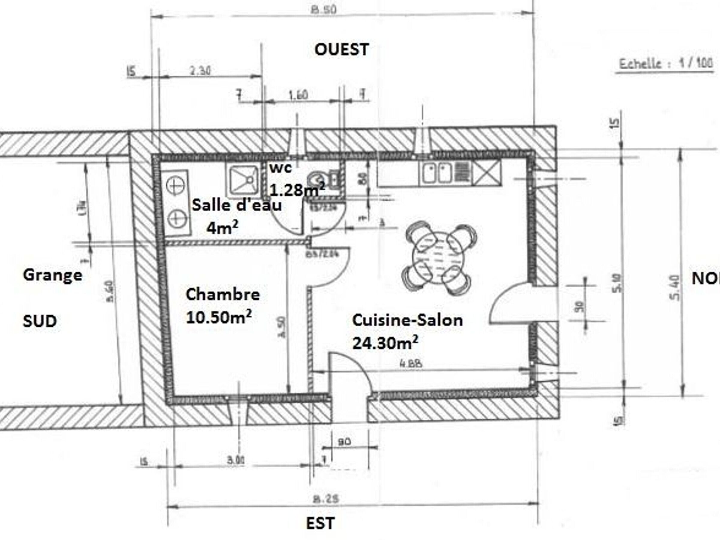 Plan d’étage d’une chambre d’hôtel comprenant des toilettes, une salle de bain de 4 m², une chambre de 10,50 m² et une cuisine-salon de 24,30 m².
