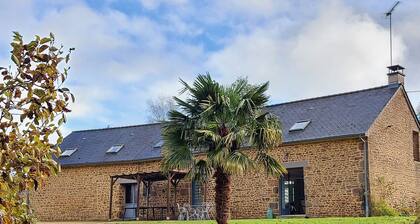 Spacious 6-Bedroom Cottage with Fishing Pond, Games & Garden - Sleeps 12-15