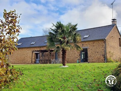 Spacious 6-Bedroom Cottage with Fishing Pond, Games & Garden - Sleeps 12-15