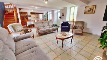 Een televisie en een tafeltennistafel