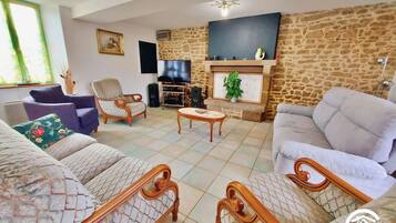 TV, tavolo da ping pong