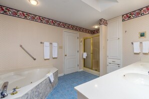 Bathtub, towels - 08204 - 4 Tobarra Lane (Hot Springs)