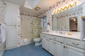 Bathtub, towels - 08204 - 4 Tobarra Lane (Hot Springs)
