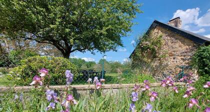 Maison de campagne avec jardin clos, cheminée et balades prÚs de la riviÚre. Pass animaux acceptés.