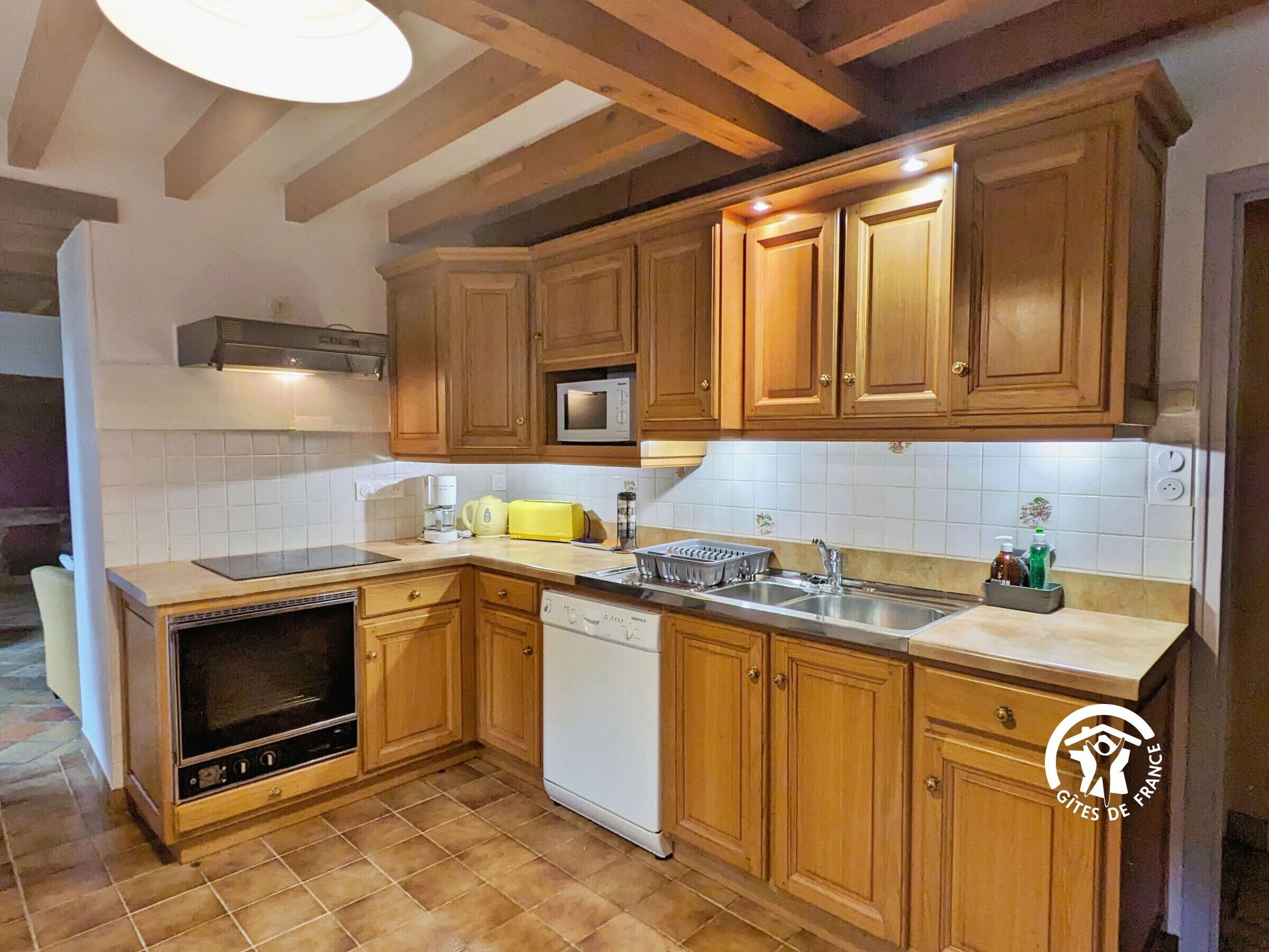 Jääkaappi, mikroaaltouuni, uuni, astianpesukone