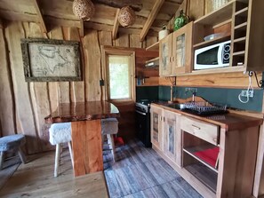 Een koelkast, een magnetron, een oven, een kookplaat