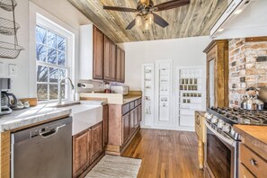 Refrigerador, microondas, lavavajillas y cafetera y tetera