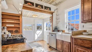 Refrigerador, microondas, lavavajillas y cafetera y tetera