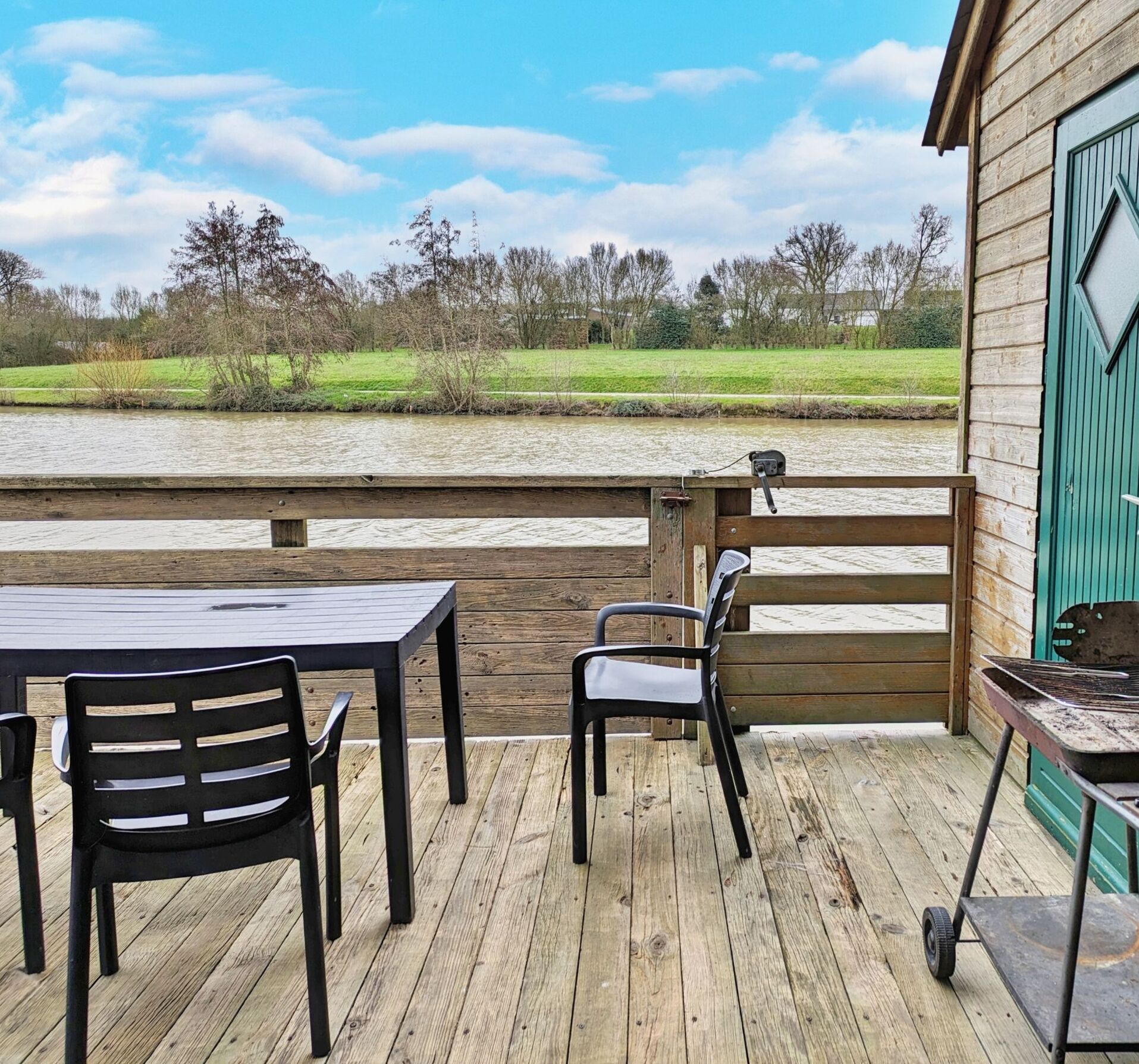 屋外ダイニングエリア