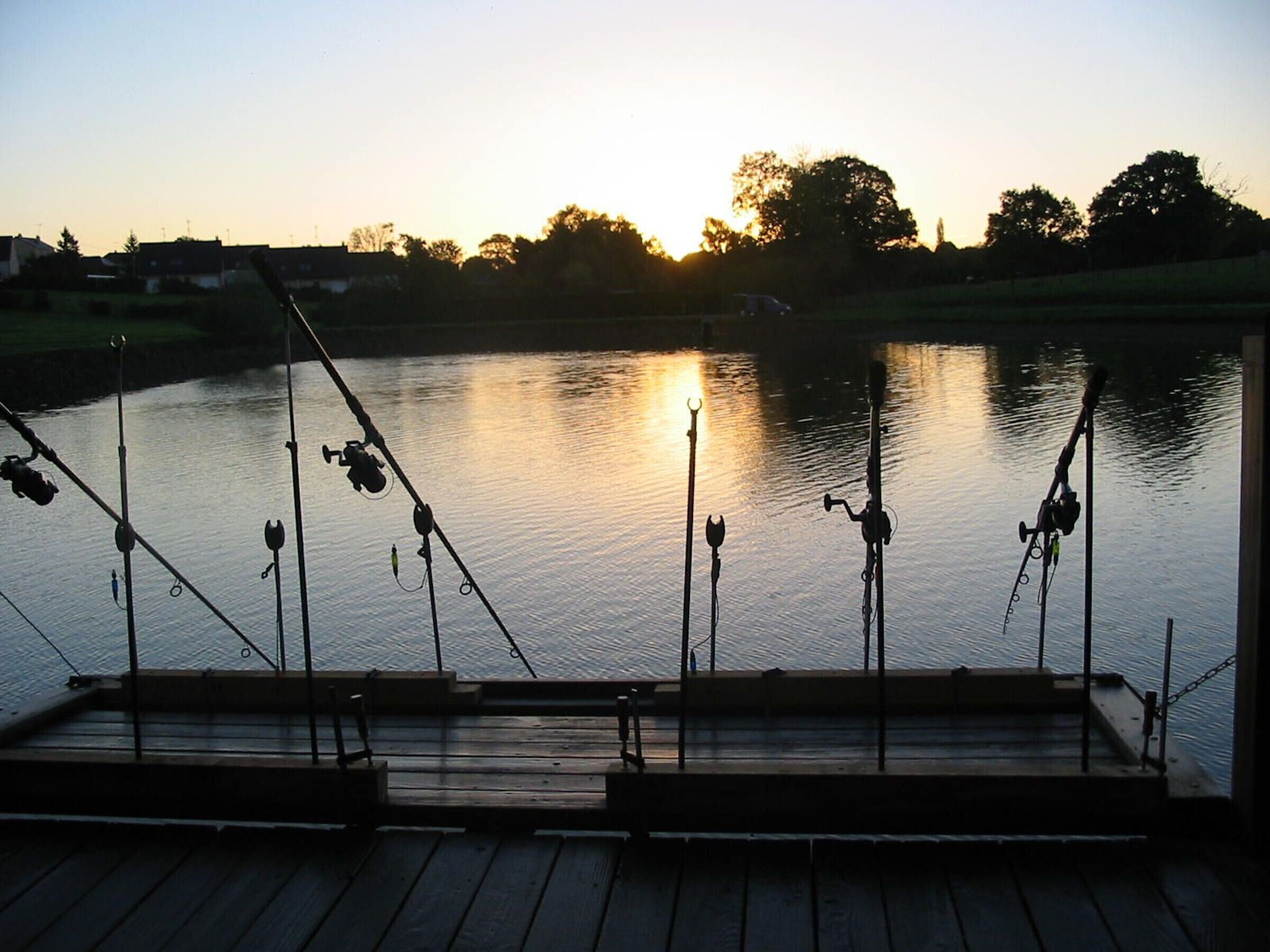 Location de vacances avec Gîtes de France Mayenne - Village Vacances et pêche à Villiers-Charlemagne. H53G010978 Chalet le Sandre les pieds dans l'eau pour 5 à 7 personnes. Terrasse sur l’étang, 2 chambres et canapé convertible.