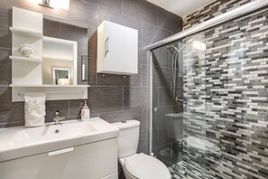 Tina con regadera, secadora de cabello, toallas 