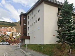A multi-story building with a flat roof and a mix of window sizes. - Quiet studio in Deux Alpes, ski access, pets allowed (Les Deux Alpes)