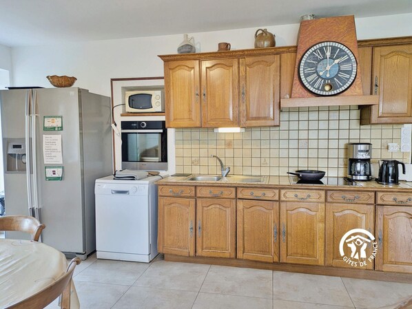 Fridge, microwave, oven, dishwasher - Spacious Gîte with Game Room, Music Instruments, and Large Garden in Anjou-Congrier (Congrier)