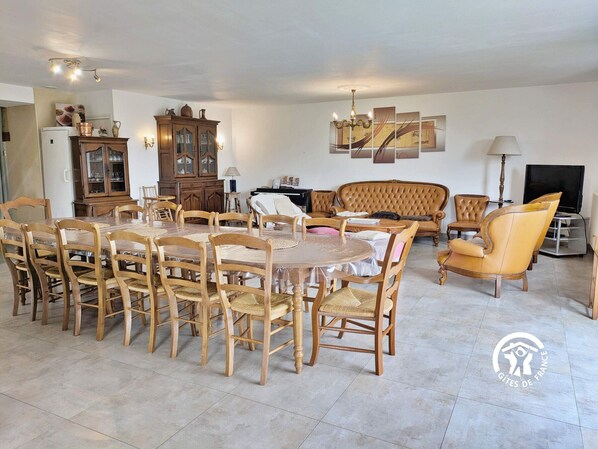 Interior - Spacious Gîte with Game Room, Music Instruments, and Large Garden in Anjou-Congrier (Congrier)