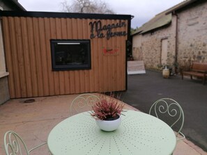 Outdoor dining - Gite Congrier, 6 bedrooms, 14 persons (Congrier)