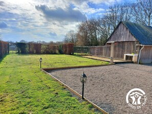 Property grounds - Cozy, Bright Cottage with Southern Terrace, Near Attractions and Shops (Courbeveille)