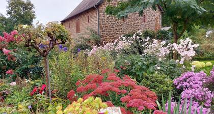 Gßte à la campagne avec jardin privatif, terrasse, et jeux extérieurs prÚs de FougÚres