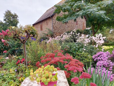 Country Getaway: Spacious Gîte with Garden, Terrace, and Close to Mont Saint Michel