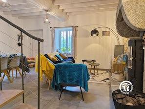 TV - Countryside Retreat with Jacuzzi, WiFi & Scenic Views - Sleeps 6 (Hambers)