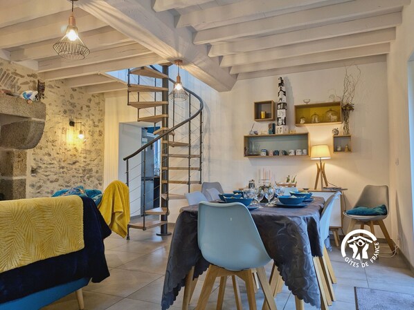 Dining - Countryside Retreat with Jacuzzi, WiFi & Scenic Views - Sleeps 6 (Hambers)