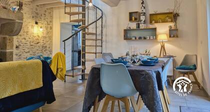 Countryside Retreat with Jacuzzi, WiFi & Scenic Views - Sleeps 6