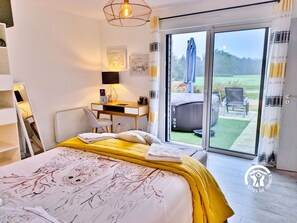 3 bedrooms, desk, free WiFi, bed sheets - Countryside Retreat with Jacuzzi, WiFi & Scenic Views - Sleeps 6 (Hambers)