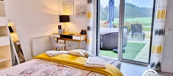 Countryside Retreat with Jacuzzi, WiFi & Scenic Views - Sleeps 6
