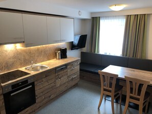 Apartment, 1 Schlafzimmer (plus EUR 60 cleaning fee on site) | Eigene Küche | Großer Kühlschrank, Ofen, Herdplatte, Geschirrspüler