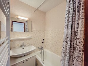 Bathroom - Cozy Studio for 4 near Ski Slopes in Combloux with Balcony and Private Tennis Court! (Combloux)