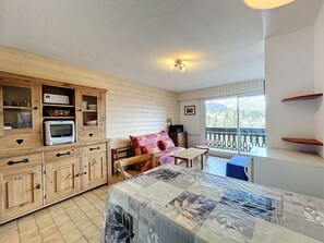 TV - Cozy Studio for 4 near Ski Slopes in Combloux with Balcony and Private Tennis Court! (Combloux)