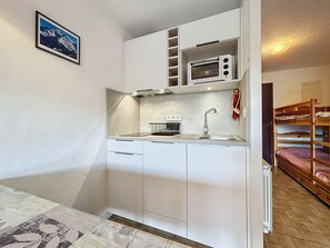 Fridge, microwave, oven, stovetop - Cozy Studio for 4 near Ski Slopes in Combloux with Balcony and Private Tennis Court! (Combloux)