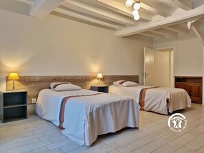 3 bedrooms, free WiFi, bed sheets - Charming Countryside Retreat with Farm Experience and Nearby Forest (L'Huisserie)