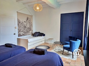 5 bedrooms, free WiFi - Charming Lakeside Manor with Garden, Ping-Pong, Biking, and Fishing (Cossé-le-Vivien)